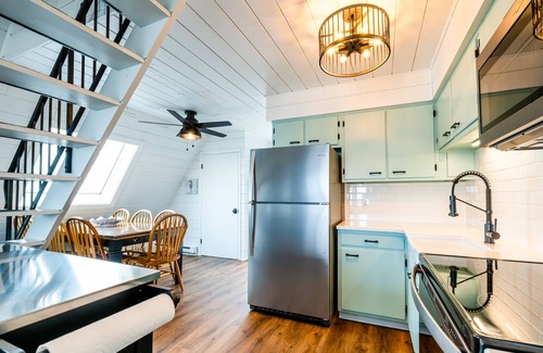 Stevensville Chalet De Esquí | Gorgeous Lake Michigan Views: Completely Remodeled and Steps from the Beach!