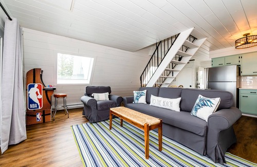 Stevensville Chalet De Esquí | Gorgeous Lake Michigan Views: Completely Remodeled and Steps from the Beach!