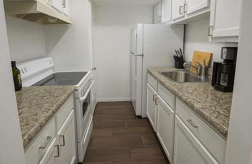 Brownsville Condominio | Gorgeous Lakefront Condo W/immaculate Pool