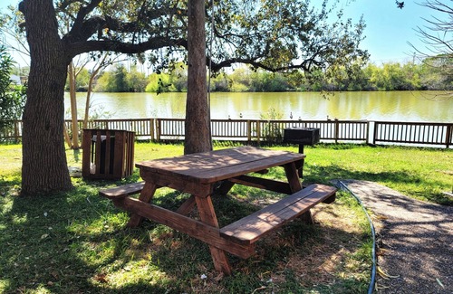 Brownsville Condominio | Gorgeous Lakefront Condo W/immaculate Pool