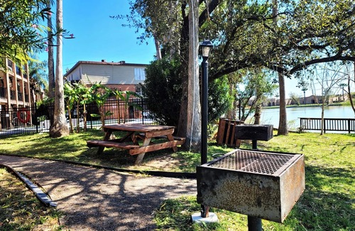 Brownsville Condominio | Gorgeous Lakefront Condo W/immaculate Pool