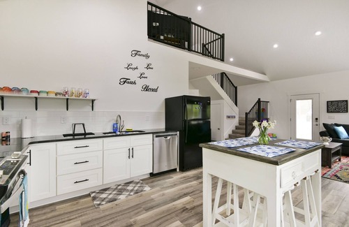 Omaha Casa | Gorgeous Loft 1 mile Cricket Creek Marina TableRockBranson firepit/grill retreat