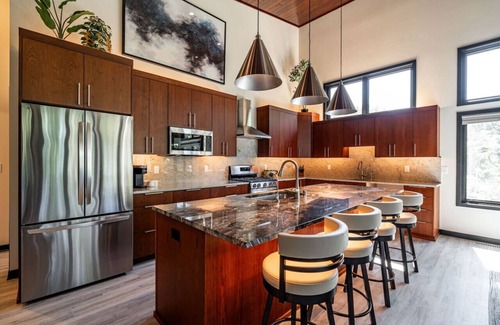 Okauchee Lake Casa | Gorgeous Modern Build, 4 BD/4 BA, Near Downtown and Hwy