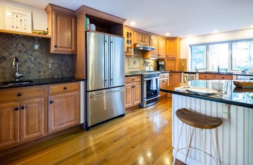 Chatham Casa | Gorgeous, Modern, Dog Friendly Chatham 4 Bedroom with Central AC