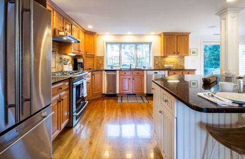 Chatham Casa | Gorgeous, Modern, Dog Friendly Chatham 4 Bedroom with Central AC