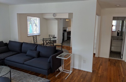 Emerson Hill Casa | Precioso, moderno, recientemente renovado dúplex