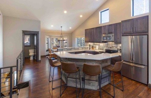 Warrior's Mark Casa | Mtn Modern End Unit Home: ¡Camina hacia los ascensores! Spa privado, garaje y terraza, 3 King Bds!