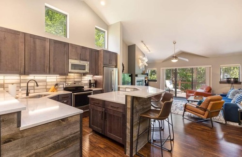 Warrior's Mark Casa | Mtn Modern End Unit Home: ¡Camina hacia los ascensores! Spa privado, garaje y terraza, 3 King Bds!