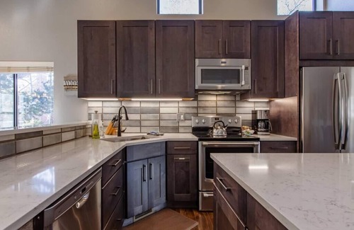 Warrior's Mark Casa | Mtn Modern End Unit Home: ¡Camina hacia los ascensores! Spa privado, garaje y terraza, 3 King Bds!