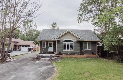 Huntsville Casa | Gorgeous Muskoka cottage with hot tub