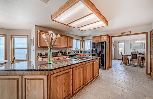 Brookings Casa | Preciosa finca frente al mar con vistas y bañera de hidromasaje - playa justo bajando las escaleras