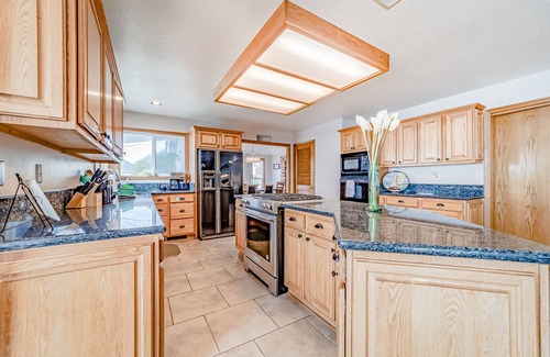 Brookings Casa | Preciosa finca frente al mar con vistas y bañera de hidromasaje - playa justo bajando las escaleras