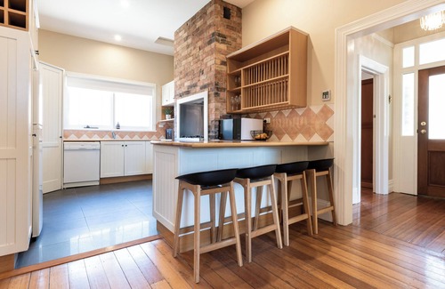 South Launceston Casa | Gorgeous on Galvin: Close to Town Yet A Mile Away