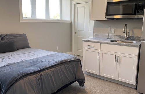 Sterling Apartamento | Gorgeous Remodeled Studios! #10