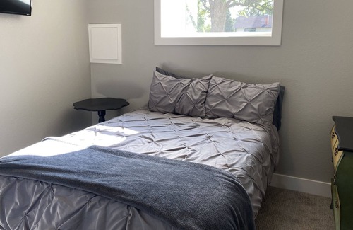 Sterling Apartamento | Gorgeous Remodeled Studios! #10