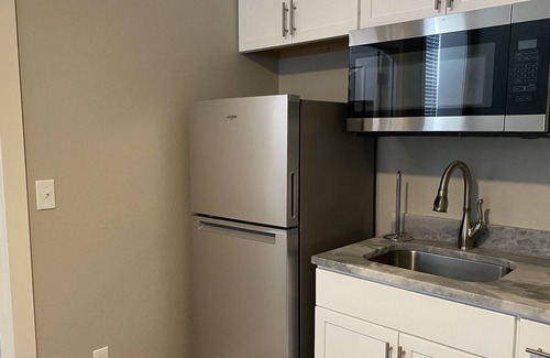 Sterling Apartamento | Gorgeous Remodeled Studios! #10