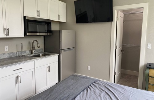 Sterling Apartamento | Gorgeous Remodeled Studios! # 15
