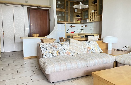 Vallecrosia Apartamento | Gorgeous sea-front oasis of quietness and beauty