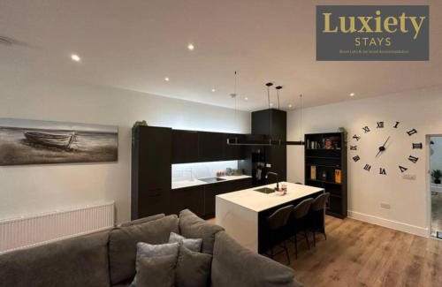 Westcliff-on-Sea Apartamento | Gorgeous & Sleek 2BR City Centre Nr Cliffs Pavillion by Luxiety Stays