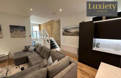 Westcliff-on-Sea Apartamento | Gorgeous & Sleek 2BR City Centre Nr Cliffs Pavillion by Luxiety Stays