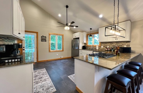 Greentown Casa | Gorgeous & Spacious Lake Front Home