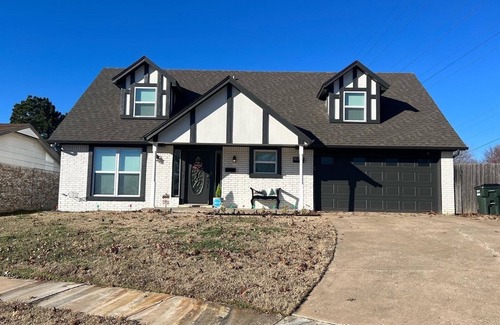 Owasso Casa | Gorgeous two story cottage