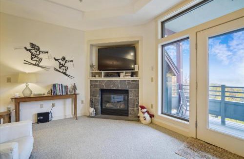 Central Vermont- Killington Casa | Gorgeous views, tastefully decorated Ski on ski off 3 bedroom condo, with sports center access Lodges 303