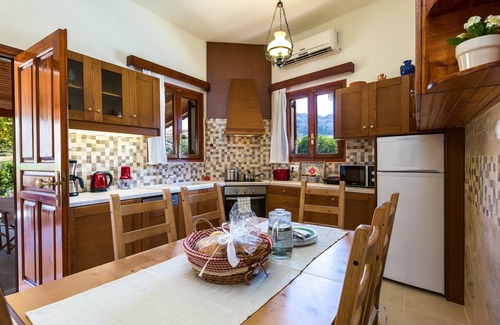 Kanevos Villa | Precioso chalet con piscina y jardines