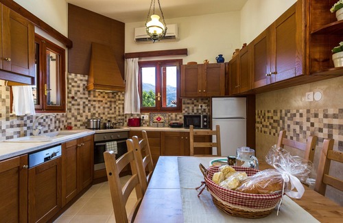 Kanevos Villa | Precioso chalet con piscina y jardines