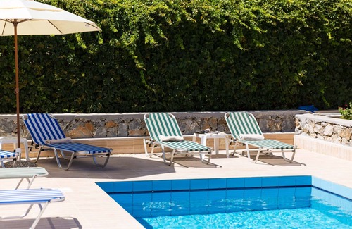 Kanevos Villa | Precioso chalet con piscina y jardines