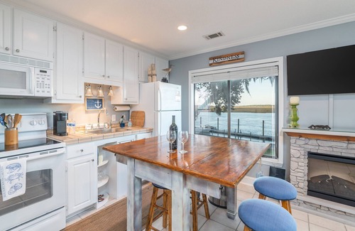 Beaufort Condominio | Gorgeous Waterfront Battery Creek Retreat