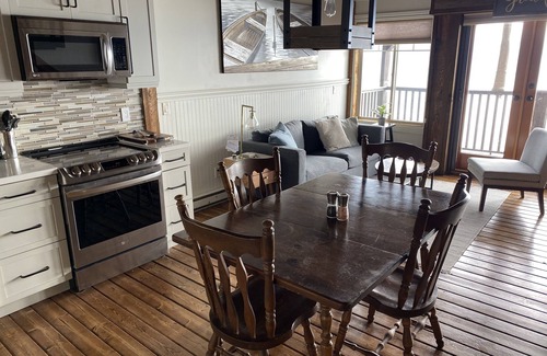 Central Okanagan Cabaña | Gorgeous Waterfront cottage in sunny West Kelowna on Okanagan lake