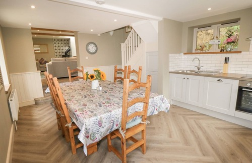 Scawton Cabaña | GORMIRE COTTAGE, luxury holiday cottage, with open fire in Thirsk