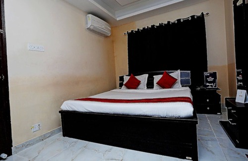 Behala Hotel | Goroomgo White Palace Hotel & Resort New Alipore Kolkata