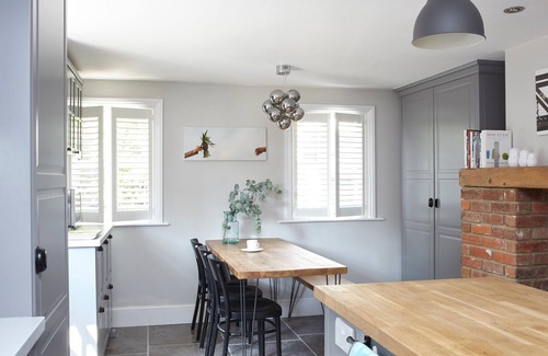 Ryde Chalet De Esquí | Gothic Cottage Hot Tub, Fire Pit, Pizza Oven, Gas Bbq and so much more.