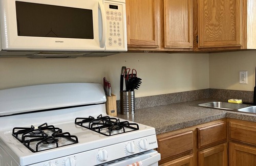 Geneva-on-the-Lake Casa | GOTL Hideaway Hut- Sunset Vacation Rentals