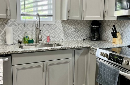 Geneva-on-the-Lake Apartamento | GOTL Strip Suite #2- Sunset Vacation Rentals