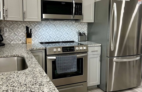 Geneva-on-the-Lake Apartamento | GOTL Strip Suite #2- Sunset Vacation Rentals