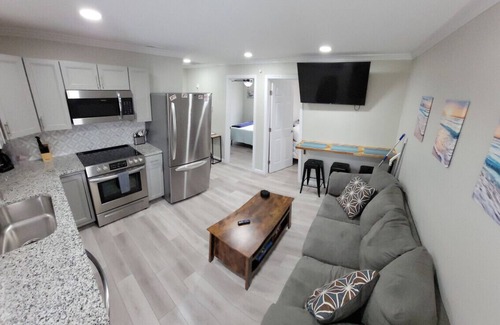 Geneva-on-the-Lake Apartamento | GOTL Strip Suite #2- Sunset Vacation Rentals