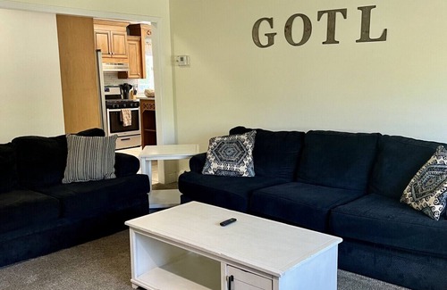 Geneva-on-the-Lake Casa | GOTL Winery Mansion- Sunset Vacation Rentals