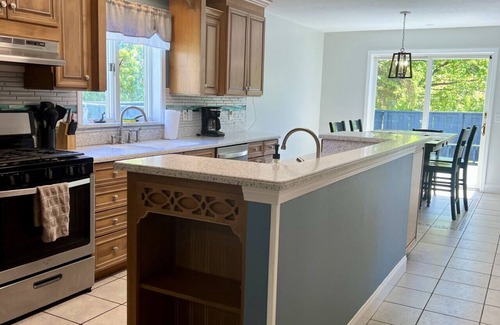 Geneva-on-the-Lake Casa | GOTL Winery Mansion- Sunset Vacation Rentals