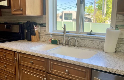 Geneva-on-the-Lake Casa | GOTL Winery Mansion- Sunset Vacation Rentals