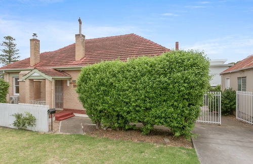 McCracken Casa | Grace Cottage - Pet Friendly - Fenced - Beach