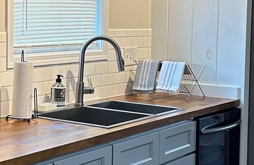 Gastonia Casa | Grace Delani Getaway. Charming 3 bedroom home located in Gastonia, NC.