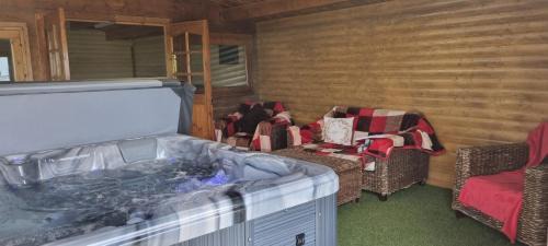 Carrickfergus Casa | Grace's Place with Hot Tub & Games Room