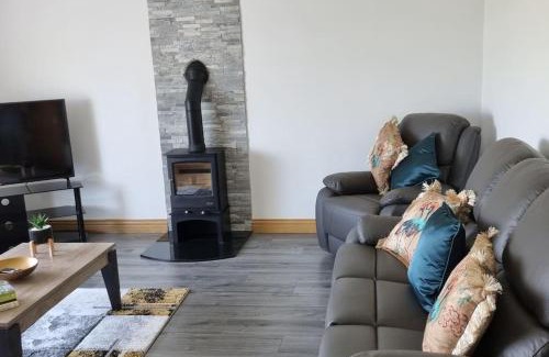 Carrickfergus Casa | Grace's Place with Hot Tub & Games Room