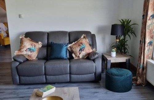 Carrickfergus Casa | Grace's Place with Hot Tub & Games Room