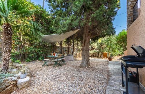 Carqueiranne Apartamento | Gracious AC one bedroom with garden and pool - Dodo et Tartine