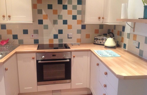 Belford Casa | Casa de 3 plantas, grado 2, jardín trasero y estacionamiento privado, apto para familias y mascotas