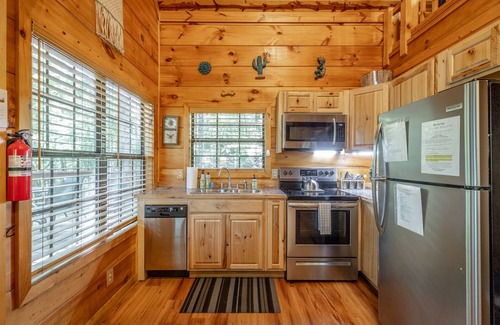 Trenton Casa | Grady`s Hideaway | Rustic Cabin + Private Hot Tub | Sleeps 4